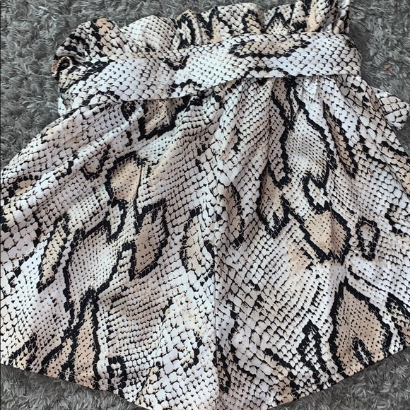 Tie belt snakeskin shorts - Picture 4 of 4